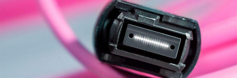 Rosenberger OSI hat die MTP/MPO-Technik für 400GBASE-SR8 weiterentwickelt. Basis für das System „Preconnect Sedecim“, das in diesem Jahr auf den Markt kommt, ist der 16-Fasern MTP/MPO-Stecker.