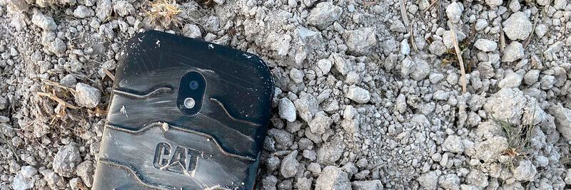 Staub, Wasser und Stürze aus bis zu 1,8 Metern Höhe sollen dem Cat S42 nichts anhaben.