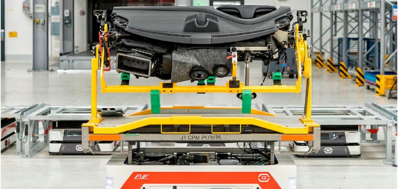 Porsche arbeitet mit serva transport systems für die automatisierte logistische Versorgung der Taycan-Montage zusammen. Nun übernimmt der Sportwagenhersteller den Geschäftsbetrieb des Rosenheimer Startups.