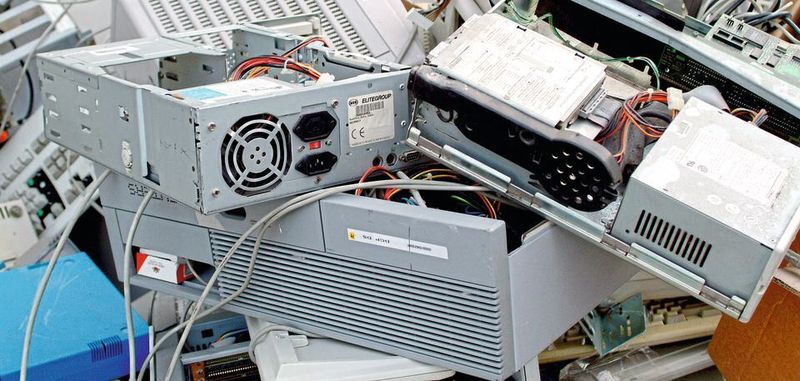 Ausrangierte Kühlschränke, defekte Monitore, weggeworfene Handys: Jahr für Jahr produziert die Menschheit gigantische Mengen an Elektroschrott. Der «Global E-waste Monitor 2020» belegt: Bis 2019 hat die Menschheit über 50 Millionen Tonnen E-Schrott produziert.