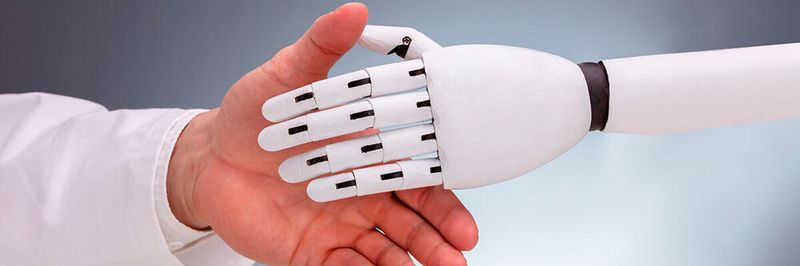 Roboter und Künstliche Intelligenz können dem medizinischen Personal zahlreiche Routineaufgaben abnehmen.