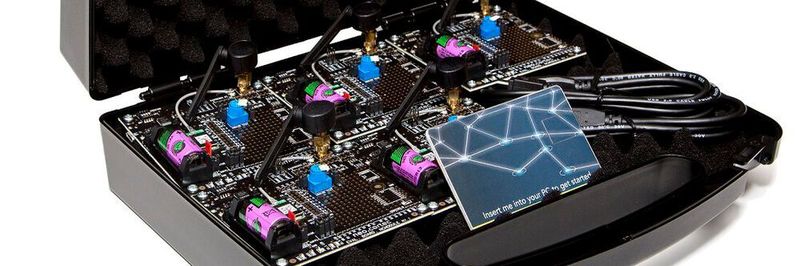 Das Evaluation Kit beinhaltet insgesamt fünf Evaluation Boards mit dem jeweiligen, bereits installierten Modul (NC1000C-8, NC1000C-9 oder NC2400C) sowie einen USB-Stick samt PC-Tools für das Senden und Empfangen der Payload Data durch das Wireless Mesh Network.