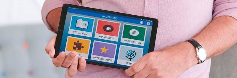 Media4Care hat eine Software entwickelt, die ein multimediales Verbindungstool zwischen pflegebedürftigen Senioren und ihren Angehörigen darstellt. Dabei wird ein Tablet mit Programmen eingesetzt, die in enger Zusammenarbeit mit Pflegeeinrichtungen entwickelt wurden.