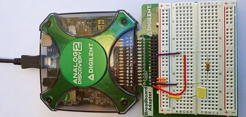 Pulsmodulationstechnik: Das Multifunktionsgerät Analog Discovery 2 mit einem Tiefpassfilter, der auf einem Breadboard-Adapter aufgebaut ist.