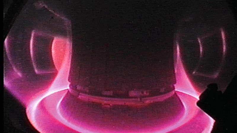 Blick in das Plasma der Fusionsanlage ASDEX Upgrade: Das einschließende Magnetfeld lenkt die Randschicht des Plasmas auf speziell ausgerüstete Platten am Boden des Plasmagefäßes, die Divertor-Platten.