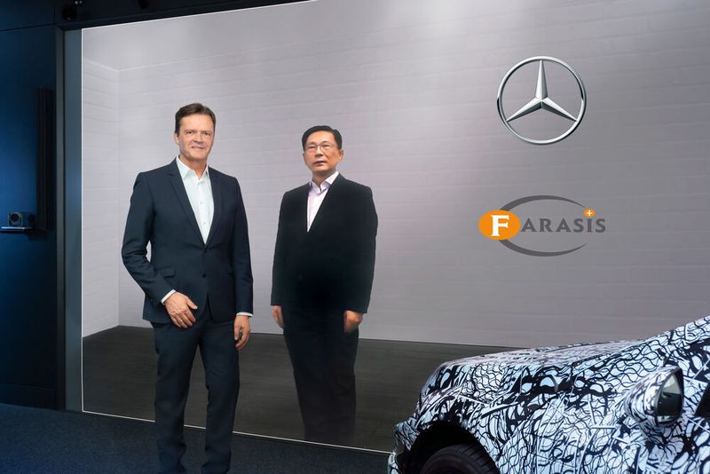 Markus Schäfer, Mitglied des Vorstands bei Daimler und verantwortlich für die Konzernforschung (l.) mit Yu Wang, Gründer und CEO Farasis Energy (r.).