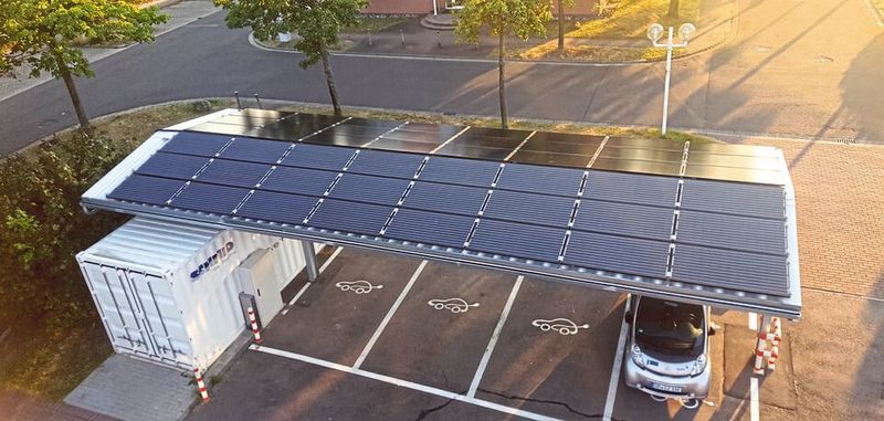 Im Projekt OptiCharge Plus steht eine nachhaltige Elektromobilität aus regenerativen Energiequellen im Fokus. Die zentrale Forschungsplattform im Verbundprojekt besteht aus einer Photovoltaik-Anlage als Energiequelle, einer Vanadium-Redox-Flow-Batterie als Energiespeicher und vier Ladestationen für Elektrofahrzeuge.