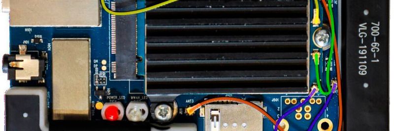 Mit seinen Maßen von 100 mm × 60 mm ist das 5G-Modemboard sehr kompakt und informiert mit zwei LED über den Signalstatus.