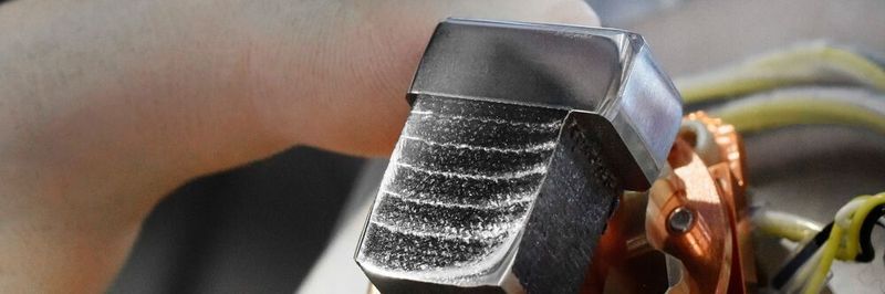 Auch beim Verbundmaterial der Max-Planck- und Fraunhofer-Forscher aus dem 3D-Drucker sind die abwechselnd harten (hellen) und duktilen (dunklen) Schichten deutlich zu erkennen.