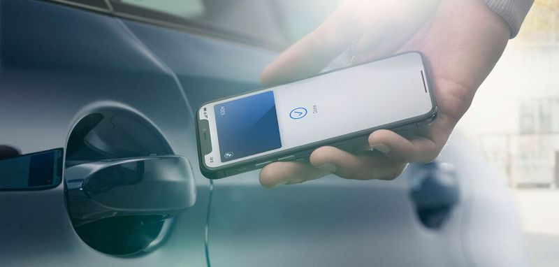 Mit dem Digital Key für das iPhone können Kunden ihren BMW durch einfaches Halten des iPhones an den Türgriff entriegeln und verriegeln und den Motor starten, indem sie das iPhone im Smartphone-Fach ablegen und den Startknopf drücken.