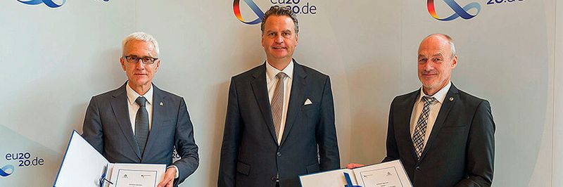 Gruppenbild anlässlich der Vertragunterzeichnung: INTERPOL-Generalsekretär Prof. Dr. Jürgen Stock, Prof. Dr. Günter Krings, Parlamentarischer Staatssekretär im BMI und Michael Kretschmer, Vizepräsident beim Bundeskriminalamts (v. l.)