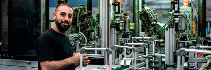Equipment-Modernisierung umfasst das Hinzufügen neuer Funktionen und Diensten zu Geräten, die vor dem Zeitalter „intelligenter“ Geräte entwickelt und hergestellt wurden.
