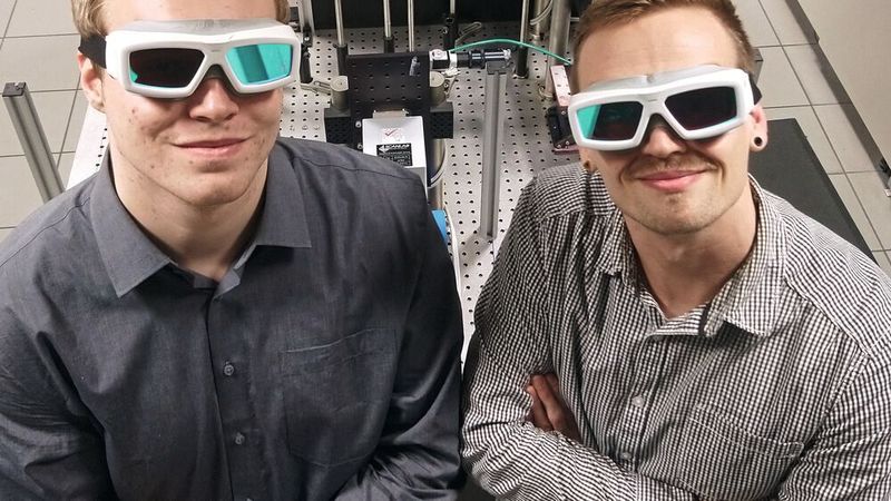 Nanopartikel: Tobias Bessel (links) und Dr. Friedrich Waag haben einen Automaten entwickelt, mit dem sich Nanopartikel auf Knopfdruck produzieren lassen.