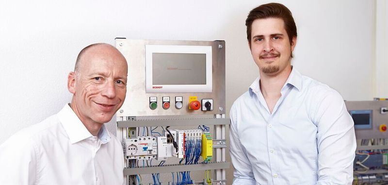 MGA-Geschäftsführer Lorenz Arnold (l.) mit Projektleiter Marius Ritter im Entwicklungslabor.