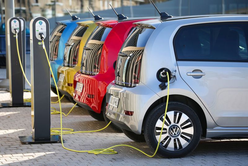 Gemäß einer Studie der Managementberatung Bain werden im Jahr 2025 zwölf Prozent aller verkauften Neufahrzeuge E-Autos sein, bis 2040 mehr als die Hälfte. Der Marktanteil autonomer Fahrzeuge dürfte sich zwischen 2030 und 2040 vervierfachen.