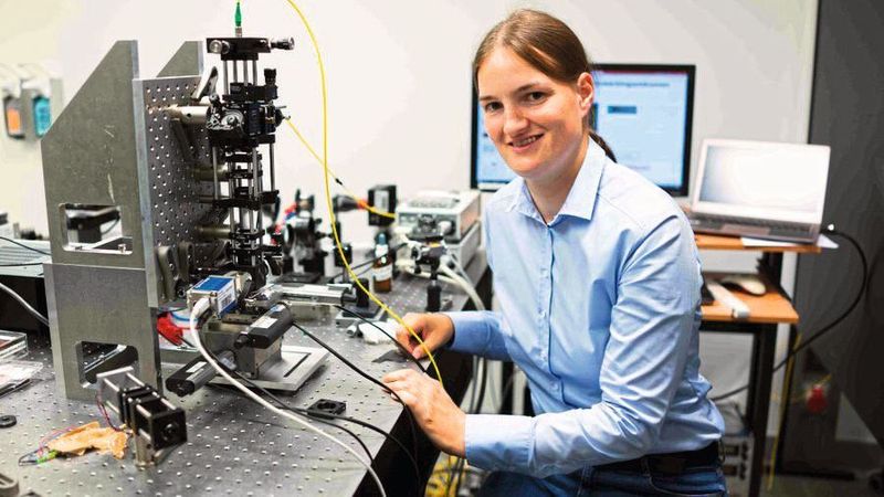 Lasermikroskop: Das von Dr. Katrin Philipp entwickelte digitale Mikroskop erlaubt auch präzise Aufnahmen in tief liegenden Gewebeschichten. Für ihre herausragende Dissertation wird sie mit dem Bertha-Benz-Preis 2020 ausgezeichnet.