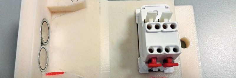 Dieses Montagebandwerkzeug aus ASA-Material zum Halten von Schaltern während des Laser-Marking entstand auf einem 3D-Drucker Stratasys F170.