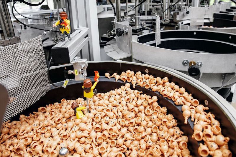 Schlauchbeutel sind der perfekte Rundumschutz für eine Vielzahl ganz unterschiedlicher Produkte, angefangen von Schüttgütern und Flüssigkeiten bis hin zu technischen Produkten oder Spielzeug. Die Beutelverpackungen sind leicht zu handhaben, der Materialeinsatz ist gering und die Folien sind gut recyclebar.
