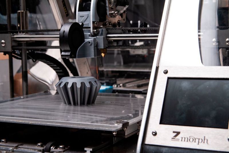Die additive Fertigung ist für eine Vielzahl von Materialien anwendbar, von Metallen bis hin zu lebenden Zellen. Dadurch ergibt sich eine große Bandbreite an möglichen Anwendungsgebieten in der Industrie.