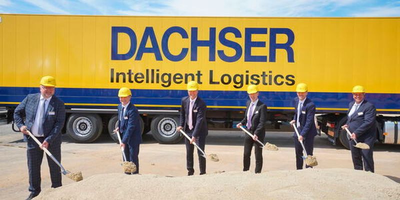 Jetzt erfolgte der Spatenstich für die neue Umschlagshalle von Dachser (v.l.): Mathias Oetter (Dachser), Norbert Thiele (stellv. Bürgermeister Lohfelden), Michael Schilling (Dachser), Alexander Friedrich Wachter (Vize-Regierungspräsident Präsidium Kassel), Alexander Tonn (Dachser), Andreas Fritsch (Dachser).