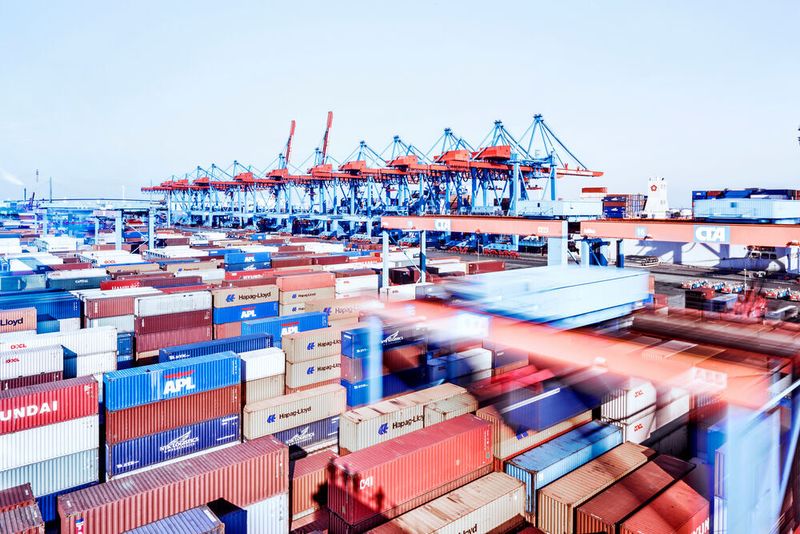 Im Containerlager im Hamburger Hafen werden Container oft unnötig umgestapelt, da man die Verweildauer nicht kennt – ein Algorithmus soll das jetzt ändern.