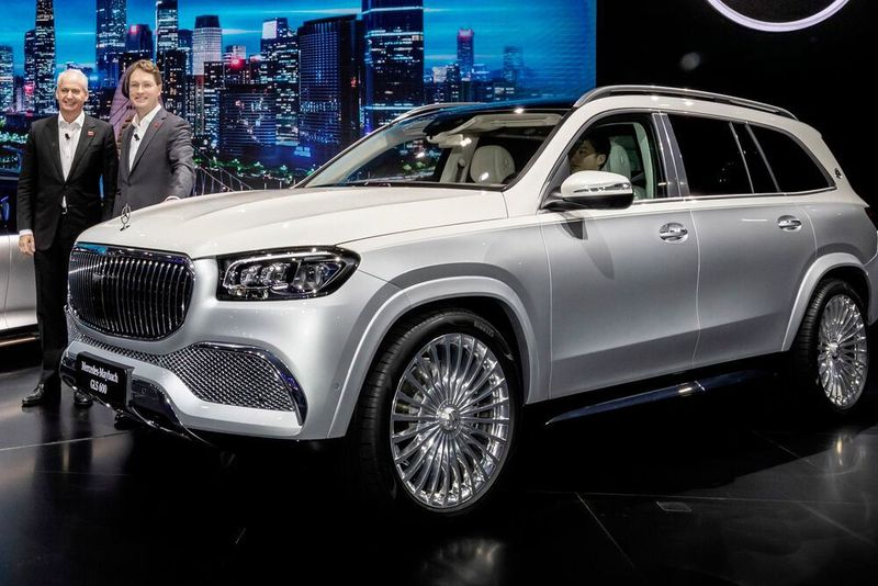 Daimler-Chef Ola Källenius (rechts, mit China-Chef Hubertus Troska) sieht in der Luxusmarke Maybach große Hoffnung.