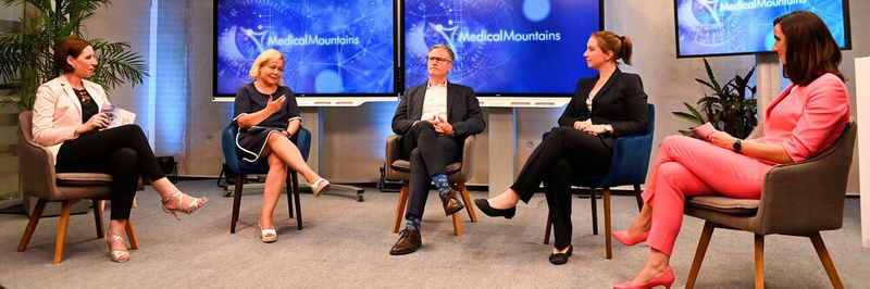 Die Medical Mountains-Geschäftsführerinnen Yvonne Glienke und Julia Steckeler begrüßten rund 20 Gäste im Tuttlinger „Medical Mountains-Studio“ und mehr als 200 Zuschauer per Livestream an den Monitoren.
