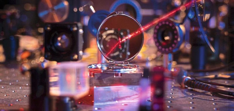 Forscher haben eine neuartige Licht-Materie-Schnittstelle realisiert, mit der sie den am leicht-möglichsten Spiegel bestehend aus nur 200 Atomen erzeugen konnten.