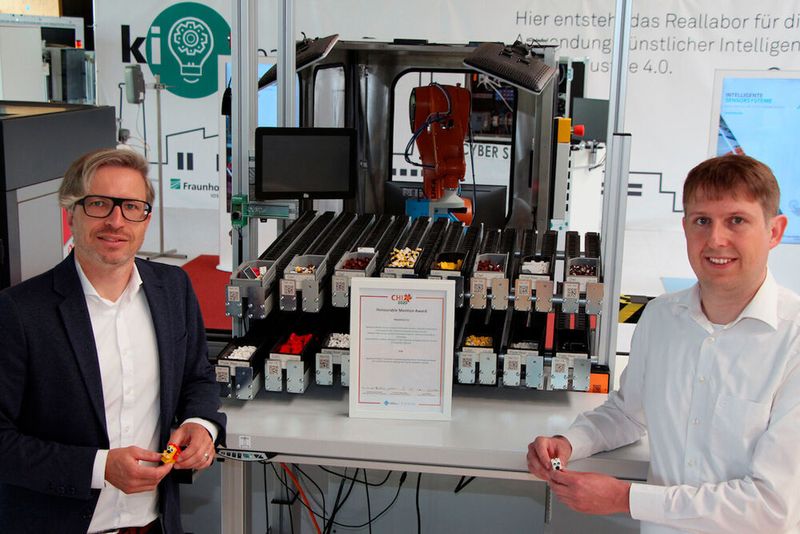 Professor Carsten Röcker (li.) und Sebastian Büttner (re.) freuen sich über die Auszeichnung.
