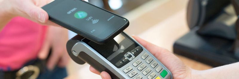 Kunden wünschen sich WLAN im Geschäft. Auch das Bezahlen per Smartphone ist beliebt.