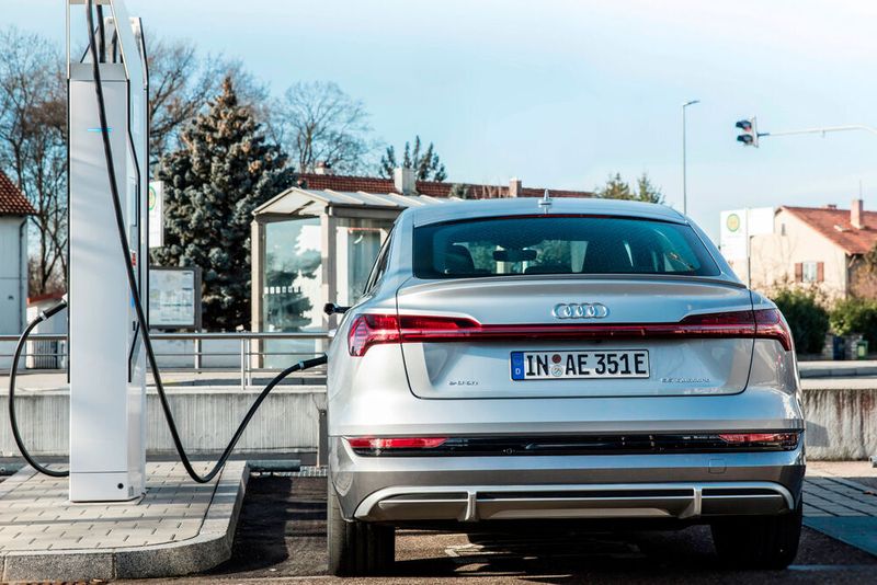 Audi plant einem Medienbericht zufolge ein eigenes Ladenetz für seine Kunden.
