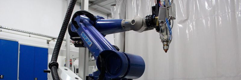 Jetzt wird das Highspeed-Laserauftragschweißen EHLA mobil, denn man hat diesen fahrbaren Roboter mit Laser, EHLA-Bearbeitungskopf und Pulverzufuhrsystem bestückt.