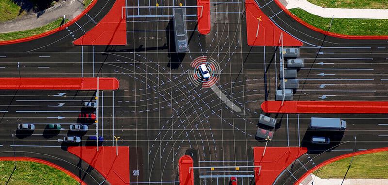 Mit Hilfe von Kameras und hochauflösendem Kartenmaterial lassen sich komplexe Verkehrssituationen transparent für autonome Autos generieren, um diesen zusätzliche Orientierungshilfen zu geben.