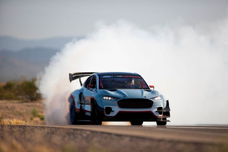 Ford hat einen Prototyp eines vollelektrischen Rennwagen names Mustang Mach-E 1400 vorgestellt.