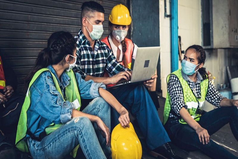 Vertreter der Metall- und Elektroindustrie in Bayern fürchten den Verlust von 30.000 Arbeitsplätzen in diesem Jahr. „Unsere Unternehmen bewerten ihre Geschäftslage so schlecht wie noch nie“, sagte Bertram Brossardt, Hauptgeschäftsführer der zwei Arbeitgeberverbände bayme und vbm. Jeder zweite Beschäftigte der Branchen befände sich derzeit in Kurzarbeit.