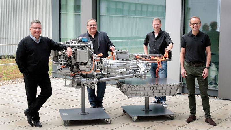 Die Geschäftsführer der neuen Einheit „Drive Systems“ Frank Deiß (l.), Chairman Mercedes-Benz Drive Systems; Torsten Eder (3. v.l.), Leiter Entwicklung Powertrain; Andreas Friedrich (r.), ab 1. August 2020 Leiter Entwicklung E-Drive, und Michael Häberle (2. v.l.), Betriebsratsvorsitzender Werk Untertürkheim, Forschung und Entwicklung Pkw.