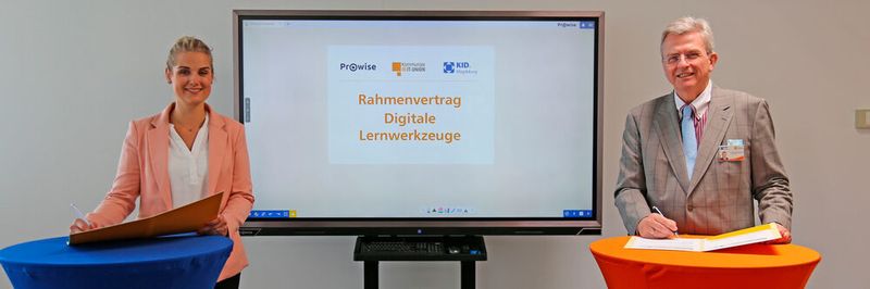 Bei der Vertragsunterzeichnung: (v.l.) Hannah Otto, Prowise Education Advisor; Dr. Michael Wandersleb, Vorstandsvorsitzender KITU und Geschäftsführer KID