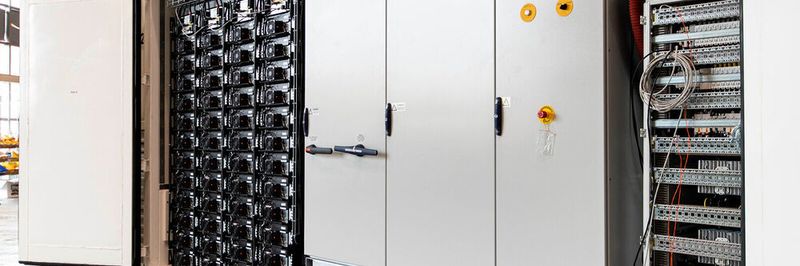 Nick Osborne, Spezialist für Rechenzentren bei Aggreko, sagt: „Wir wissen, wie wichtig es ist, Anbietern von Rechenzentren eine zuverlässige UPS-Versorgung bereitstellen zu können. Unser System 'Y.Cube' zum Beispiel liefert diese mithilfe der Lithiumionentechologie.“