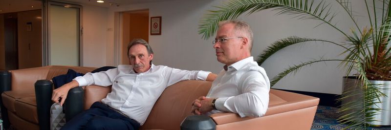 IT trifft OT: Oliver Niedung, Microsoft (rechts) und Hans-Jürgen Hilscher, Hilscher Automation. Seit 2017 arbeiten die beiden Unternehmen bei der Realisierung von Edge-Cloud-Lösungen für die Industrie zusammen. So entwickelt Hilscher beispielsweise auf Basis von Microsofts Azure-Technologien intelligente Edge-Gateways, die eine schnelle, sichere und unkomplizierte Cloud-Anbindung gewährleisten sollen.