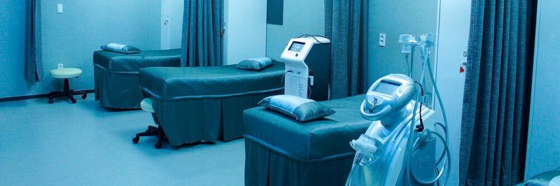 Medizinische Geräte unterliegen erhöhten technischen Anforderungen und Nachweispflichten. Kontaktstifte und Prüfadapter unterstützen beim Test.