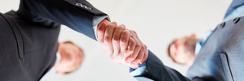 Bei einer Mergers & Acquisitions-Strategie fusionieren entweder Unternehmen oder werden erworben.