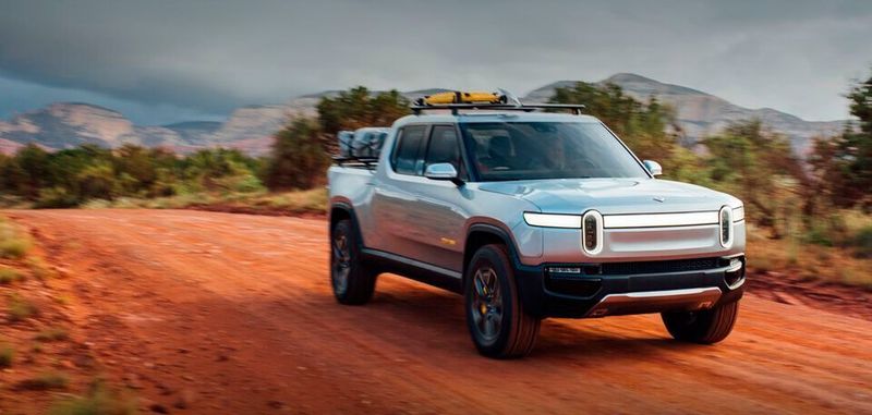 Der E-Pick-up R1T von Rivian könnte bald auf den Markt kommen. Tesla unterstellt dem Rivalen nun den gezielten Diebstahl von Geschäftsgeheimnissen.