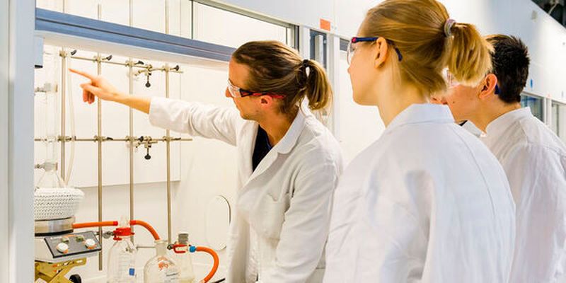 Mit neuen digitalen Tools soll die Weiterentwicklung für Auszubildende der Chemie- und Pharmaziebranche einfacher werden.