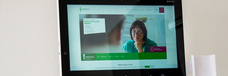 Über die hauseigenen Tablets können Patienten der Paracelsus-Klinik wichtige Informationen abrufen