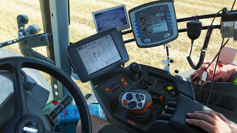 Ein moderner Traktor: seine Kabine ist mit elektronischen Steuerungen und mehreren Anzeigen ausgestattet.