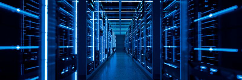 Neben Unterbrechungsfreien Stromversorgungen (USV) bietet Vertiv Racks, Gehäuse, KVM und Konsolen-Management an.