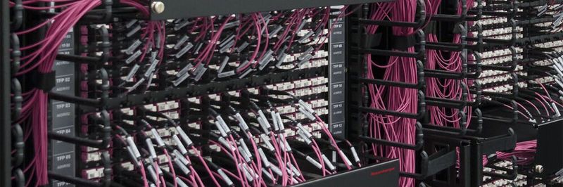 Das Push-Pull-Steckverbindersystem MTP/MPO für Glasfasern wird meist in dieser Kombination genannt, obwohl MTP ein geschütztes Warenzeichen, die Bezeichnung MPO - „Multifiber Push-on“ oder auch „Multipath Push-On - vom internationalen Standardisierungs-Gremium IEC genormt ist.