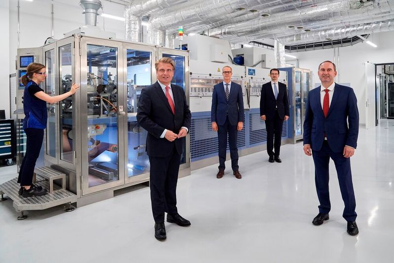 Schulterschluss von Wirtschaft und Politik beim Thema Batteriezellen: Thomas Bareiß, Staatssekretär beim Bundesminister für Wirtschaft und Energie (vorne links), und Bayerns Wirtschaftsminister Hubert Aiwanger (vorne rechts) übergaben den Förderbescheid über 60 Millionen Euro an die BMW-Vorstände Dr. Milan Nedelković (hinten rechts) und Frank Weber.