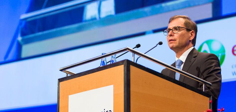 Die Electronica soll in hybrider Form, als Kompaktmesse mit digitalen Zusatzangeboten, am geplanten Zeitpunkt stattfinden. „Wir haben gemeinsam mit der Bayerischen Staatsregierung ein sehr schlüssiges Schutz- und Hygienekonzept erarbeitet, das es ermöglicht, auch in diesen Zeiten Messen erfolgreich zu veranstalten und der Branche die Gelegenheit gibt, sich wieder persönlich auszutauschen,“ sagt Falk Senger, Geschäftsführer der Messe München.