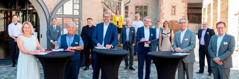 Vertreter der Metrolpolregion Rhein-Neckar sowie des Landkreises Bergstraße bei der Unterzeichnung der Kooperationsvereinbarung: (v. l.) Dr. Christine Brockmann, Philipp Otto Vock, Patrick Burghardt, Christian Engelhardt, Stefan Dallinger, Ralph Schlusche